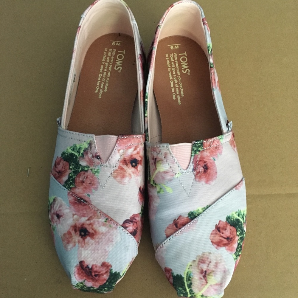 TOMS - light blue with light pink flowers